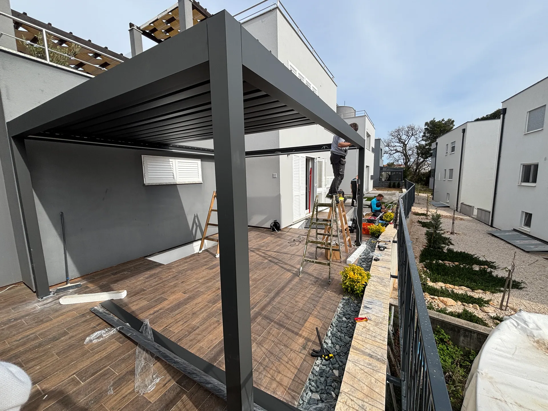 PergoMaxx pergola — instalacija na privatnoj terasi