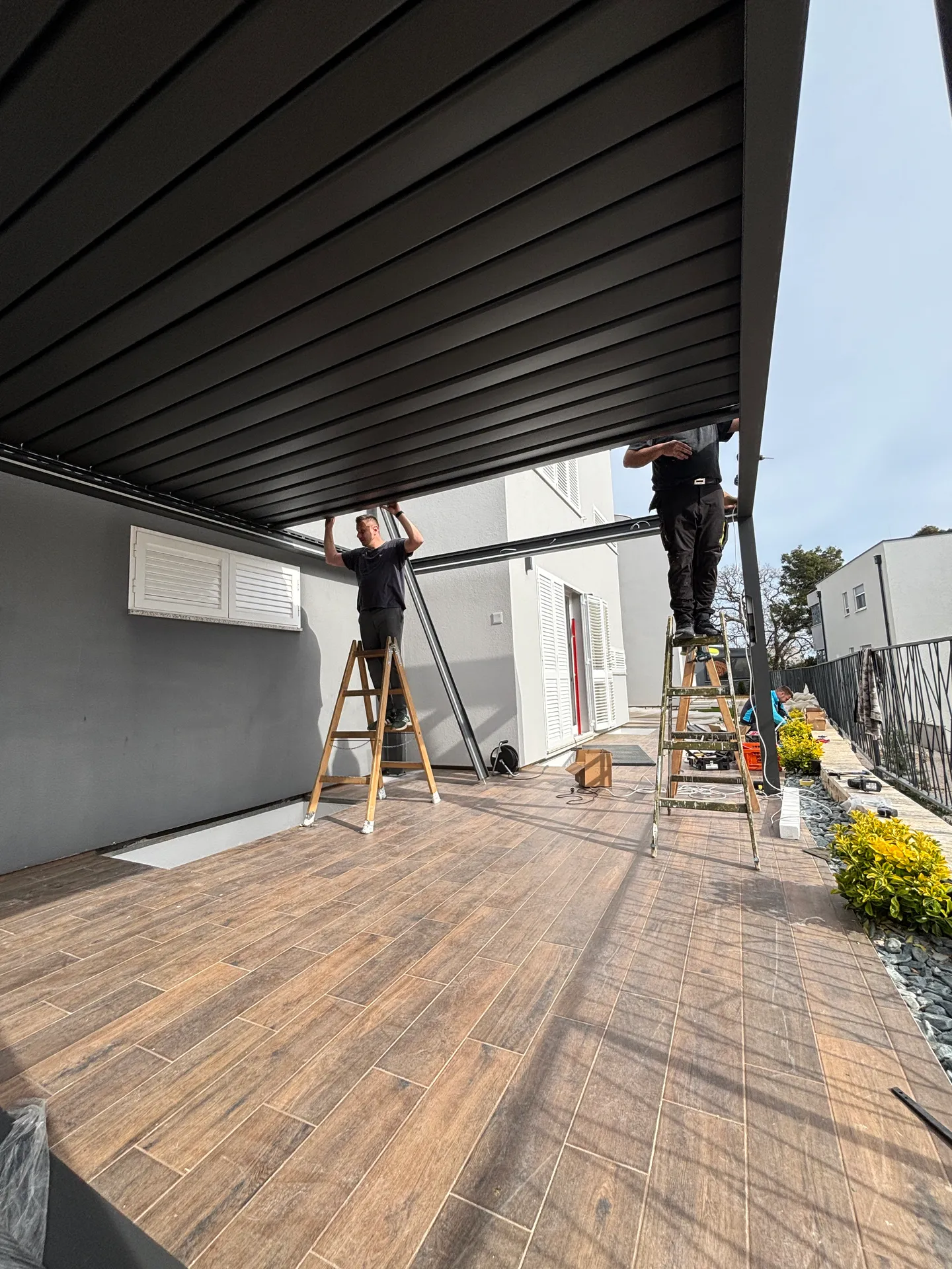 PergoMaxx pergola — pogled na zatvorene lamele za zaštitu od kiše