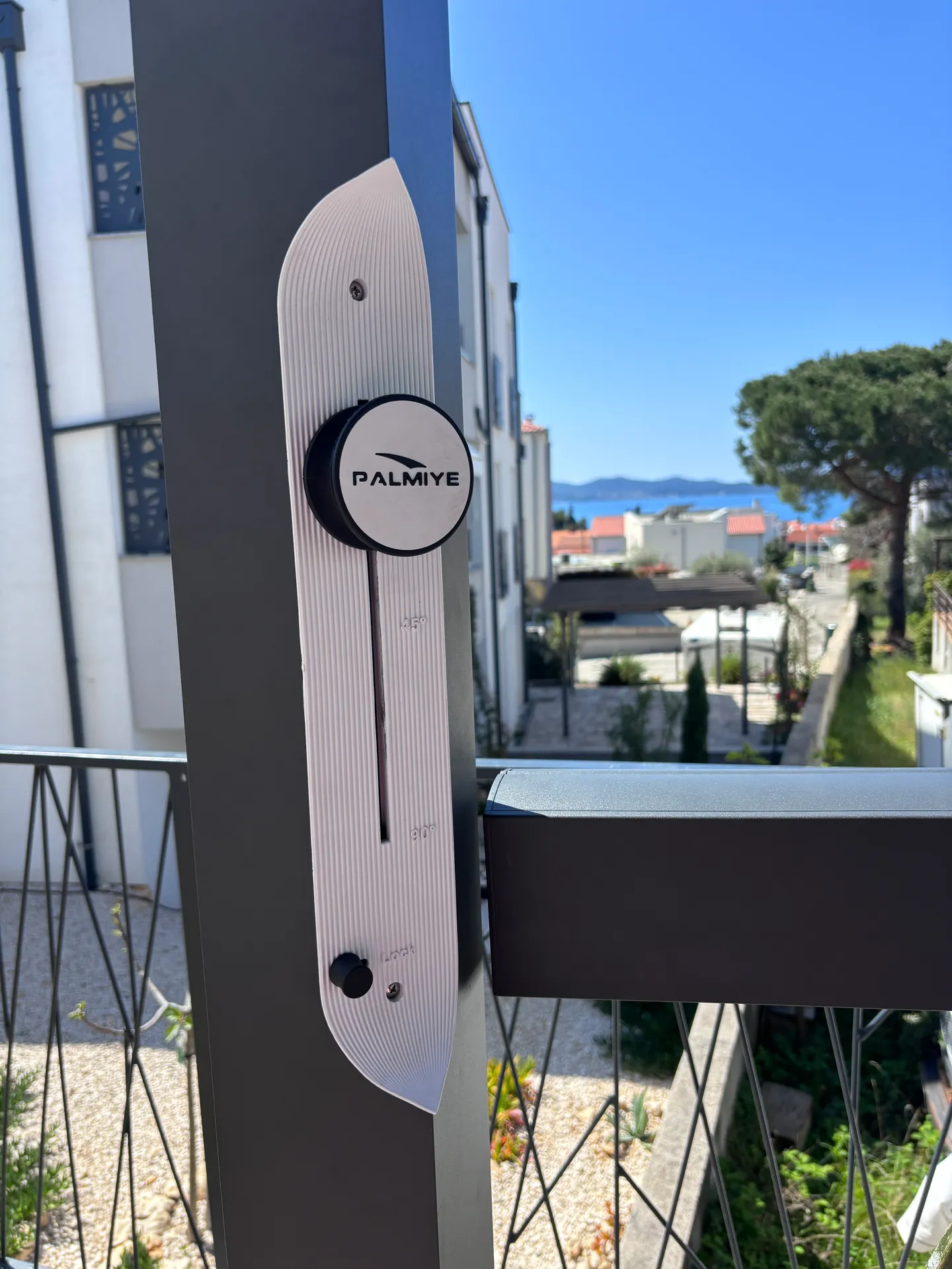 PergoMaxx pergola u prirodnom ambijentu — vrt i terasa
