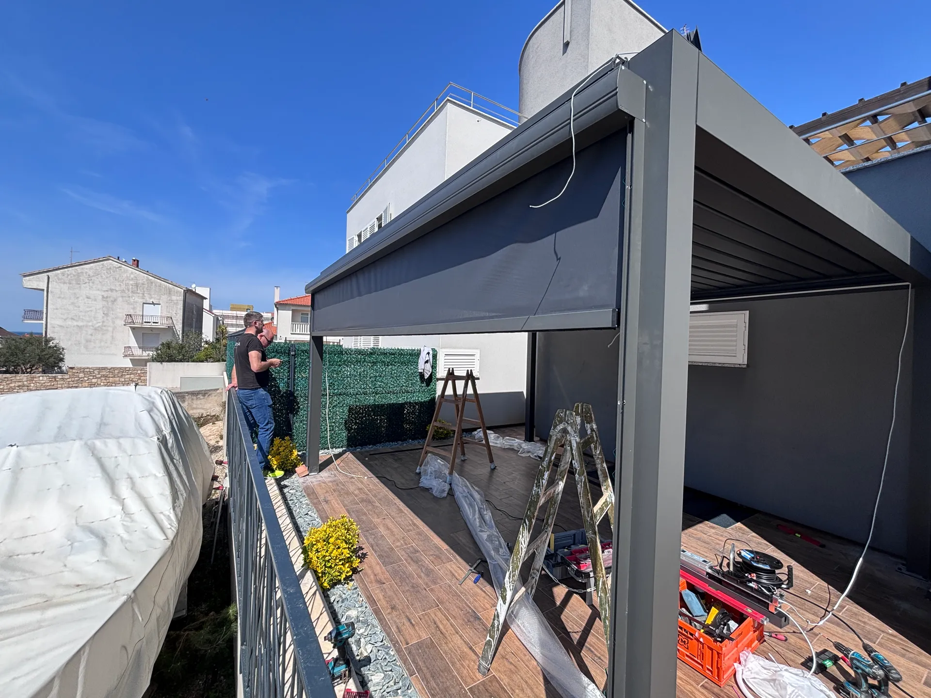 PergoMaxx Motion pergola — detalj mehanizma rotacije lamela