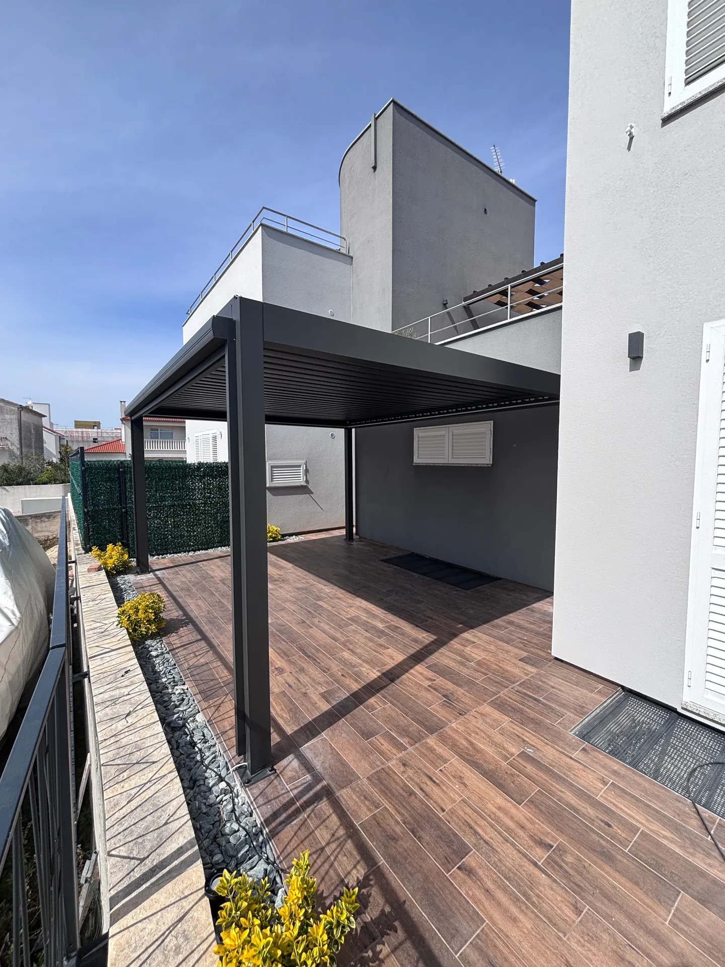 PergoMaxx pergola — instalacija s pogledom na okolinu