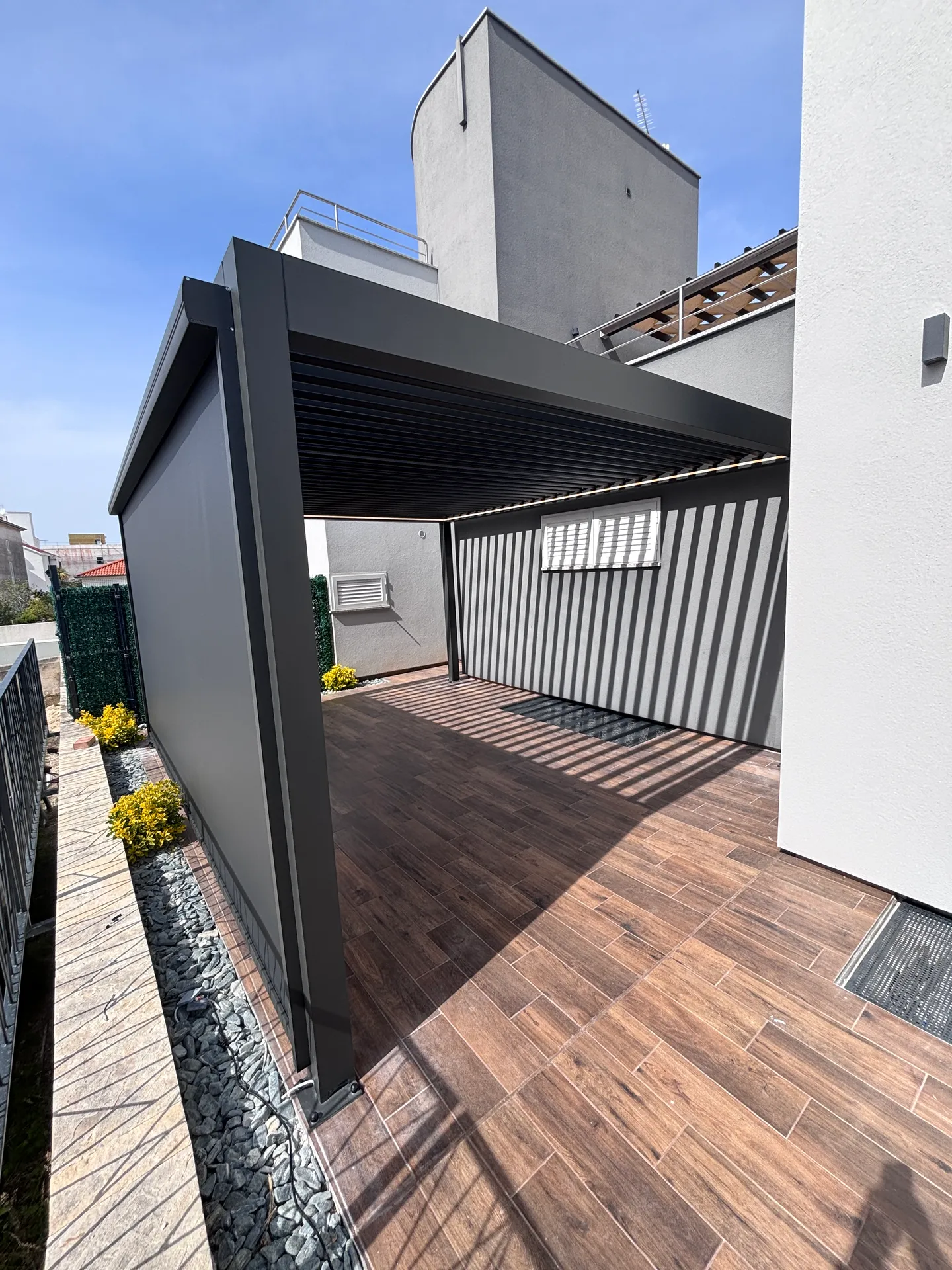 PergoMaxx Motion pergola — donji pogled na lamele i strop