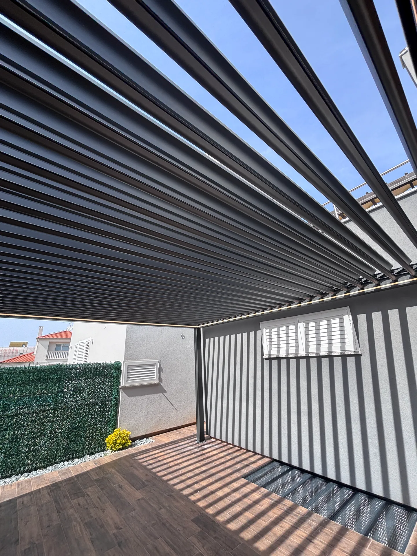 PergoMaxx pergola — instalacija s prirodnim okruženjem