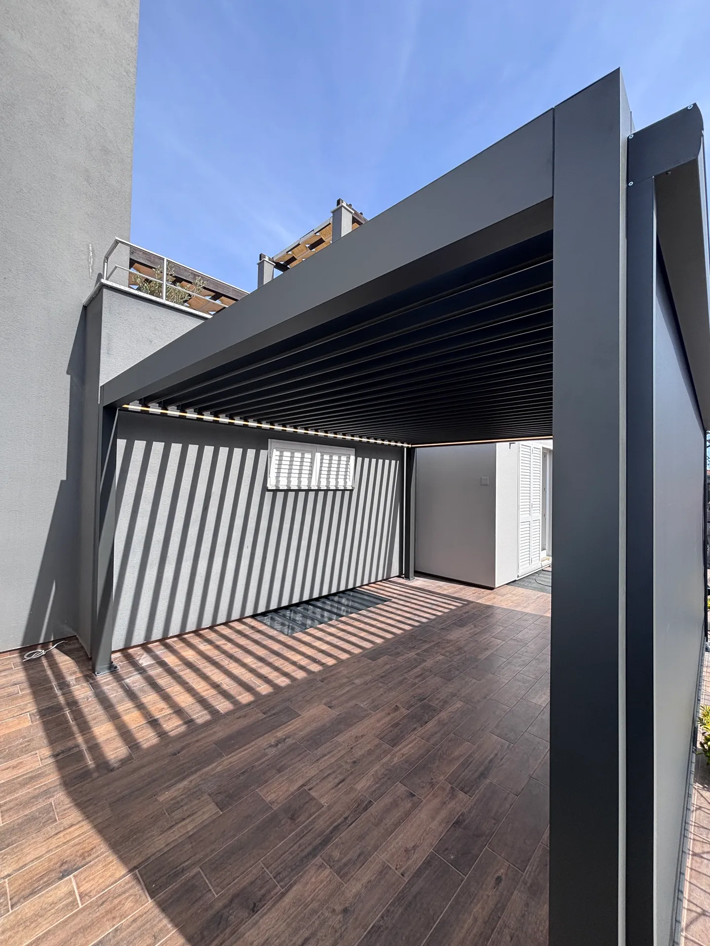 PergoMaxx pergola — kompozicijski pogled na vanjski prostor
