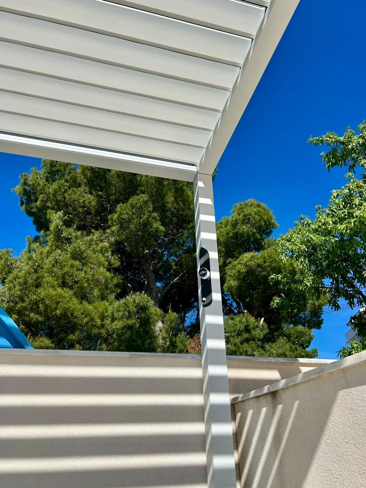 PergoMaxx pergola — detalj stropnih lamela i nosivog stupa u prirodnom okruženju
