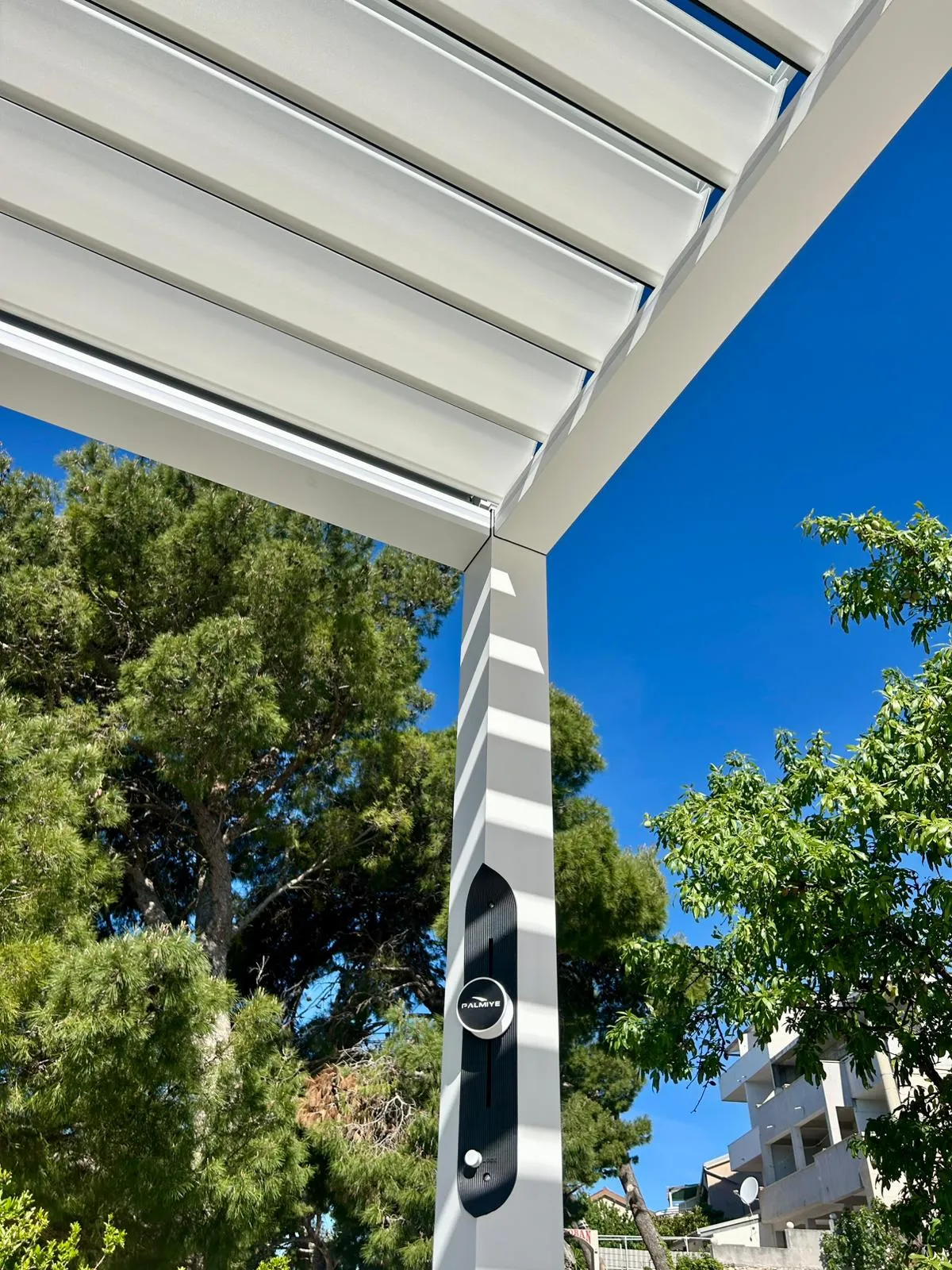PergoMaxx Motion pergola — detalj nosivog stupa s integriranim upravljačkim modulom