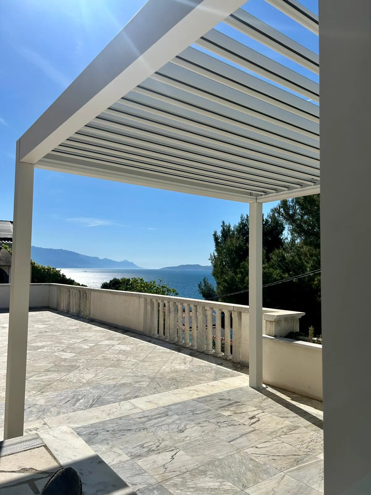 PergoMaxx pergola — natkrivena terasa s panoramskim pogledom na Jadran